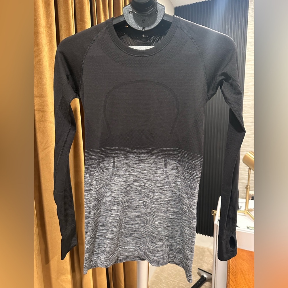 Lululemon Size Medium Black and Gray Long Sleeve Athletic Top